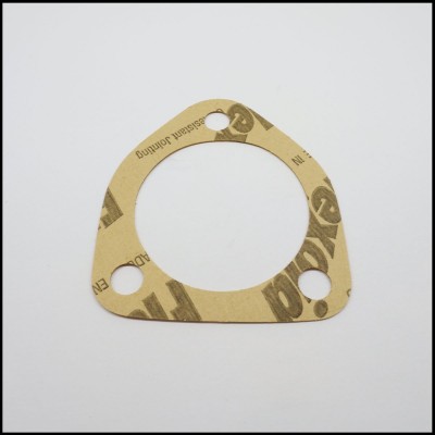 Junta plana triangular castanha com três orifícios, texto impresso, fundo branco