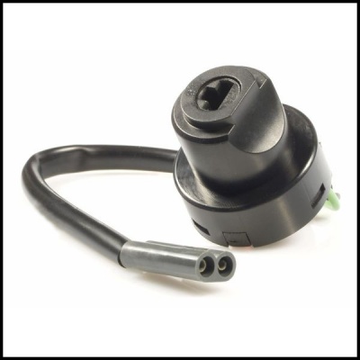 Peça eléctrica preta com cabo flexível e tomada cilíndrica de duas entradas