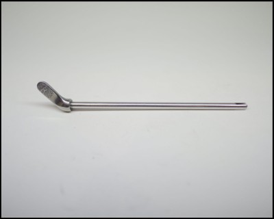 Colher de metal prateada longa com ponta inclinada e ranhuras