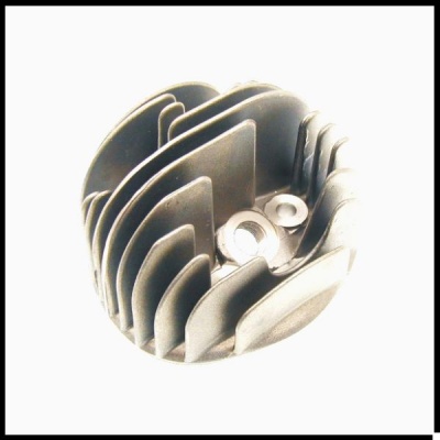 Cilindro metálico prateado com aros e sulcos com fundo branco