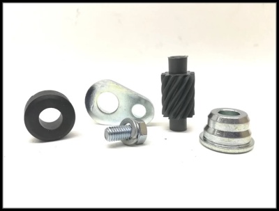 Peças mecânicas metálicas e plásticas variadas sobre fundo branco