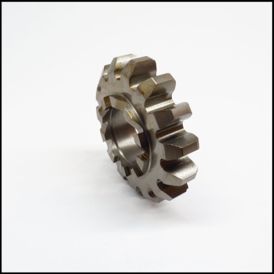 Engrenagem metálica prateada com dentes largos sobre fundo branco