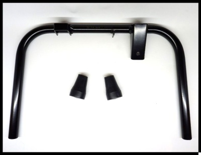 Estrutura metálica preta com dois adaptadores de borracha pretos sobre fundo branco