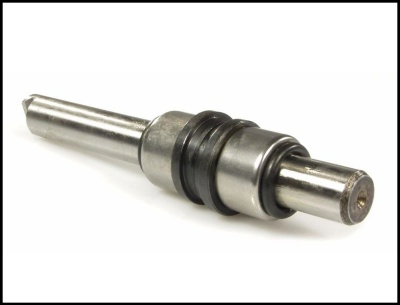 Eixo metálico cilíndrico com juntas de borracha preta