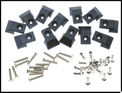 Parafusos, porcas e peças plásticas pretas sobre fundo branco