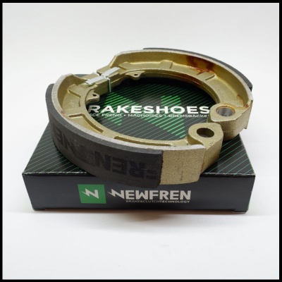 Sapatas de travão metálicas sobre caixa preta NEWFREN