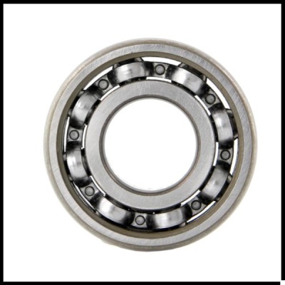 Rolamento de esferas metálico circular com esferas visíveis