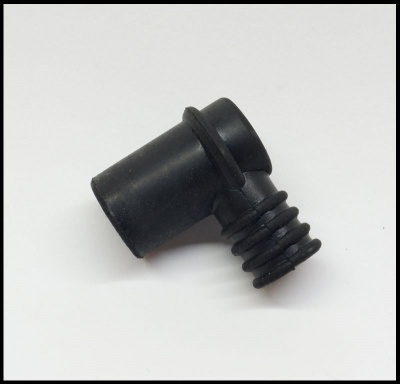 Conector plástico preto em ângulo sobre fundo branco