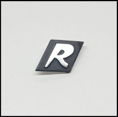 Emblema preto losango com letra R branca.