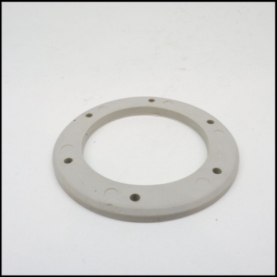 anel circular branco de plástico com furos