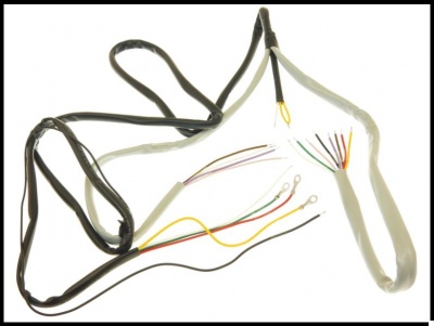 Cabo elétrico com fios coloridos expostos e terminais metálicos