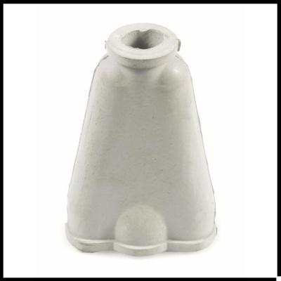 Peça de cerâmica branca com formato trapezoidal e orifício no topo