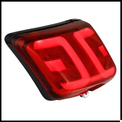 Luz traseira vermelha de automóvel com caixa preta