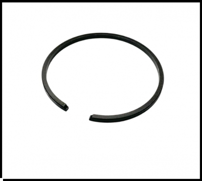 Anel metálico preto aberto sobre fundo branco