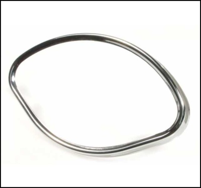 Aro metálico prateado irregular sobre fundo branco