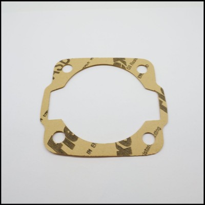 Junta quadrada de material castanho com quatro orifícios redondos