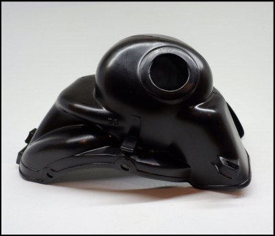 Tanque de combustível preto em plástico com entrada circular no topo