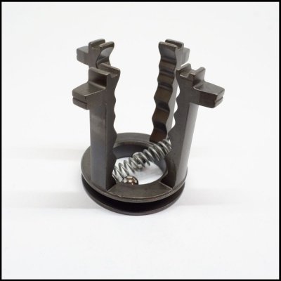 Estrutura metálica cinza com mola helicoidal e esfera no centro, sobre fundo branco