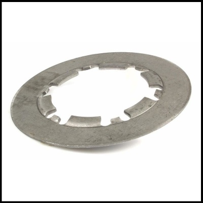 Anilha metálica circular prateada com recortes internos