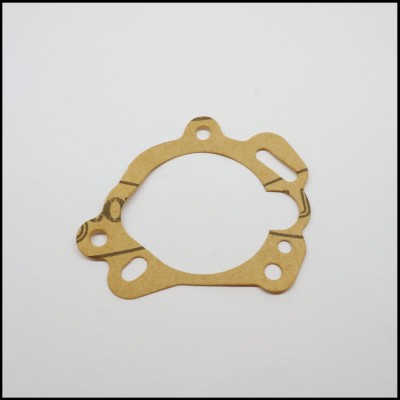 Junta de papel castanho com orifícios sobre fundo branco