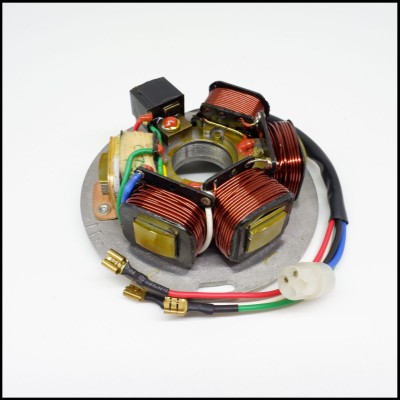 Estator circular com bobinas de cobre e fios coloridos em fundo branco