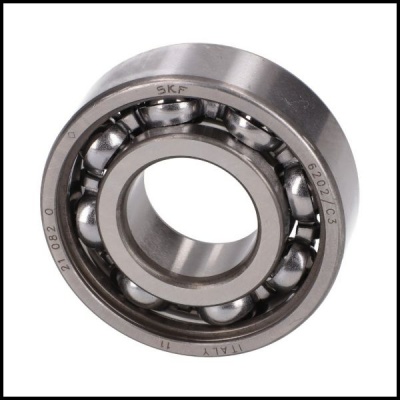 Rolamento de esferas metálico prateado com texto gravado