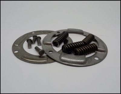 Peças metálicas incluindo placas redondas, molas pretas e parafusos sobre fundo branco