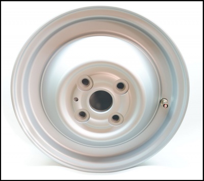 Roda metálica cinza claro com cinco orifícios e válvula de ar