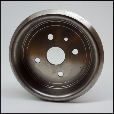 Peça metálica circular com furos, fundo branco