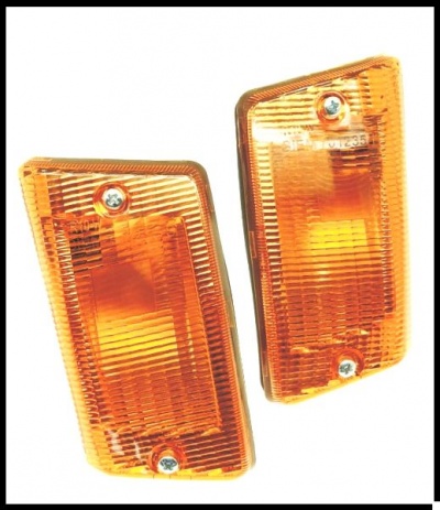 Luzes indicadoras retangulares cor laranja com parafusos em fundo branco