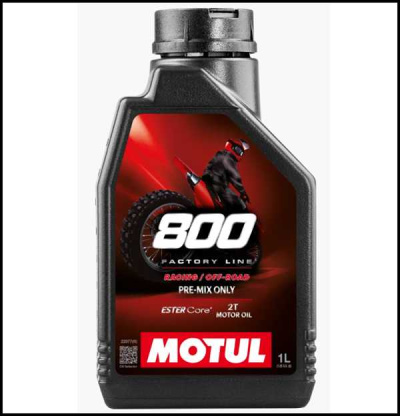 Frasco preto de óleo de motor Motul 800 Factory Line 1L com rótulo vermelho e preto