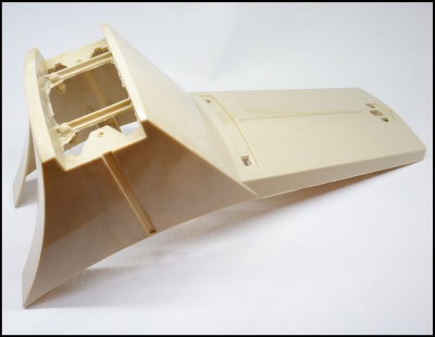 Peça plástica bege em fundo branco