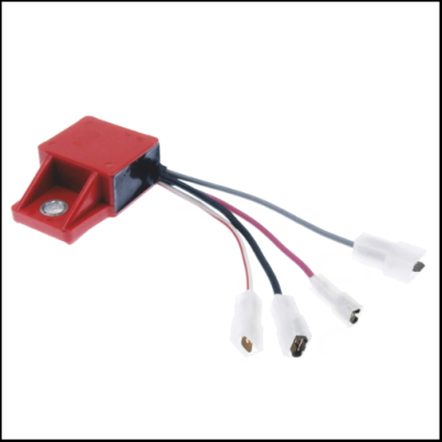 Dispositivo eletrónico com caixa vermelha e preta e quatro cabos com conectores brancos