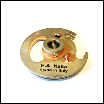 Peça metálica com texto F.A. Italia made in Italy