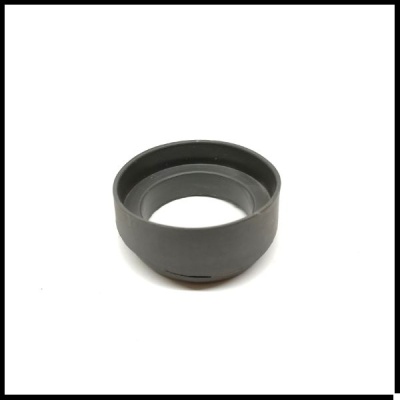 Lente ou anel adaptador preto em plástico fosco sobre fundo branco