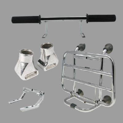 Acessórios cromados para motocicleta com punhos de borracha pretos e suporte traseiro com ventosas