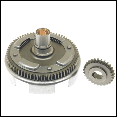 Engrenagens metálicas prateadas sobre fundo branco