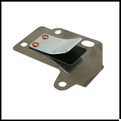 Peça metálica com aba móvel prateada e três orifícios de fixação