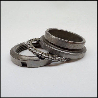 Rolamentos de esferas metálicos cinza em fundo branco