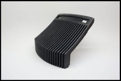 Filtro de ar automóvel preto com lâminas verticais