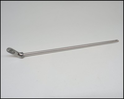 Espigão metálico prateado com gravação R.S.