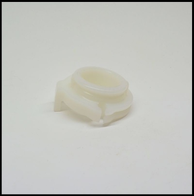 Peça plástica branca translúcida circular com saliência para fixação