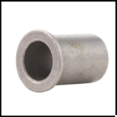 Casquilho metálico cilíndrico cinzento com borda alargada