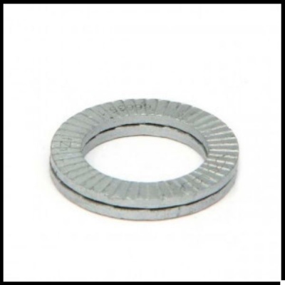 Anilha metálica prateada circular com textura acanalada