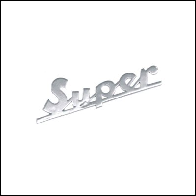 Emblema metálico prateado com a palavra 'Super'.