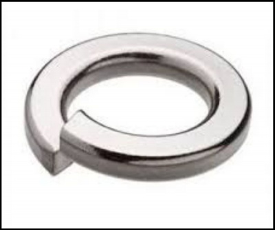 Anel metálico prateado com corte em diagonal