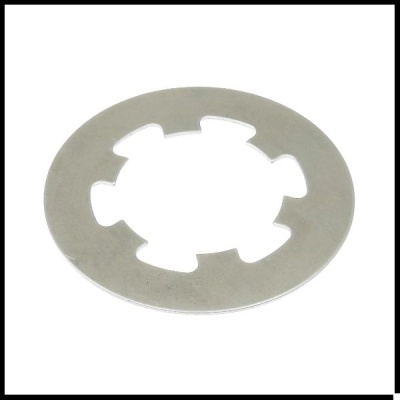 Disco metálico redondo com recortes internos aparentando ser uma peça mecânica