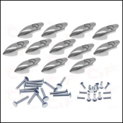 Conjunto de tampas metálicas prateadas, parafusos e rebites sobre fundo branco