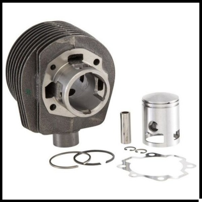 Conjunto de peças mecânicas, cilindro, pistão e acessórios sobre fundo branco