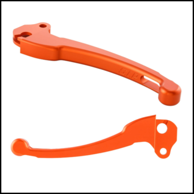 Conjunto de duas alavancas de cor laranja em metal com inscrição e orifícios para fixação